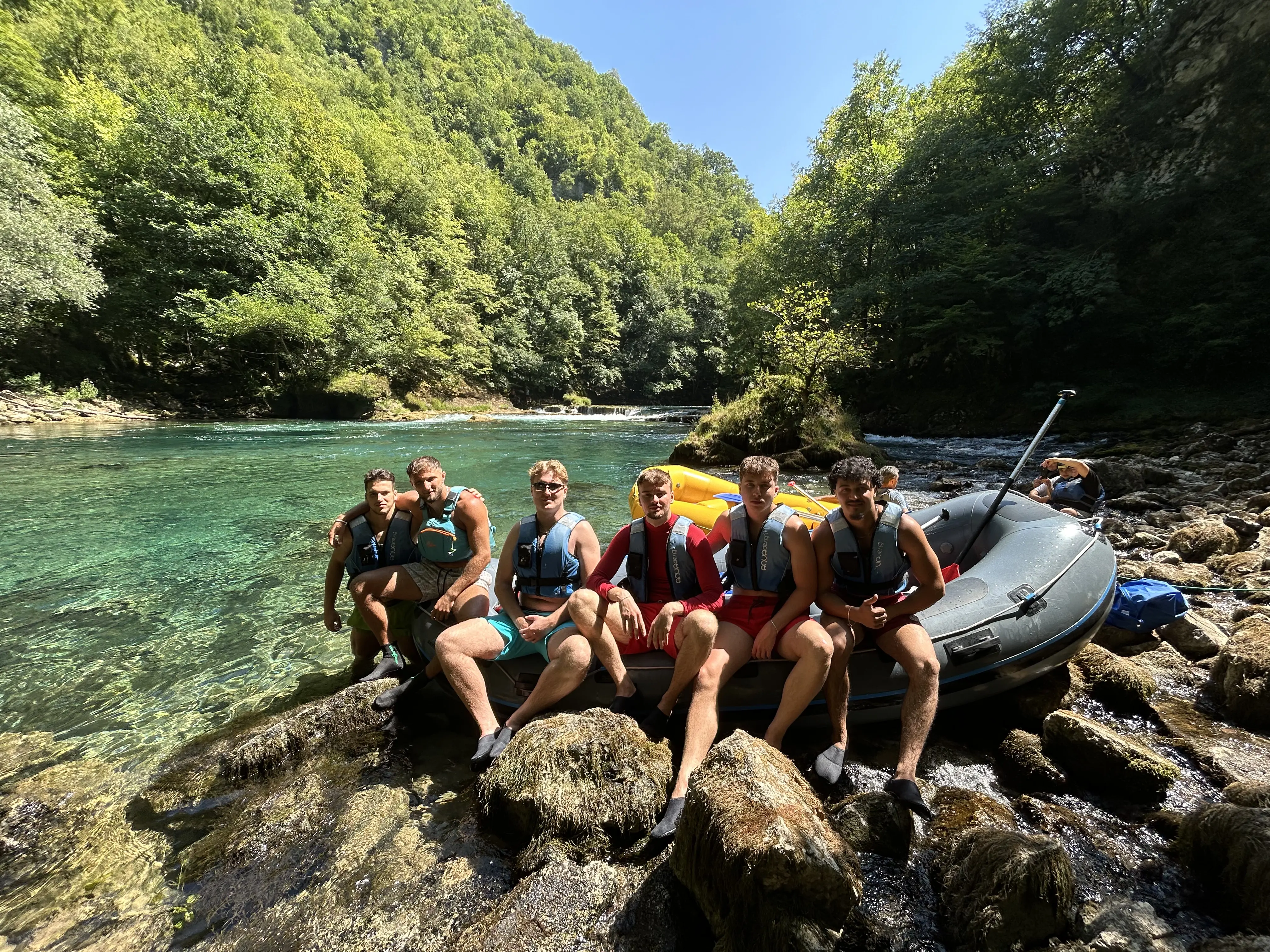 Rafting tim prolazi kroz sedrene kaskade