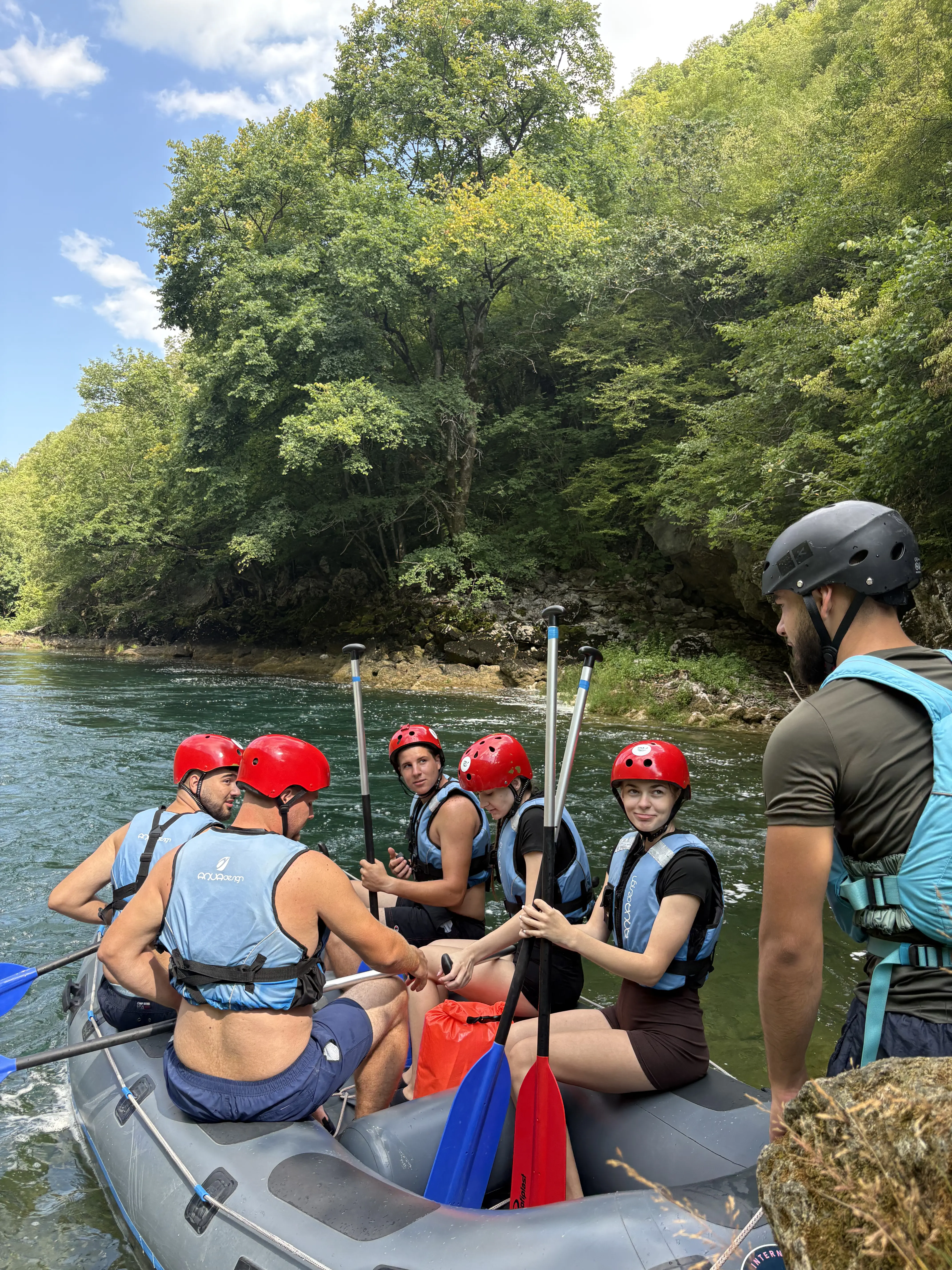 Veseli gosti na čamcu – rafting avantura Una Avant