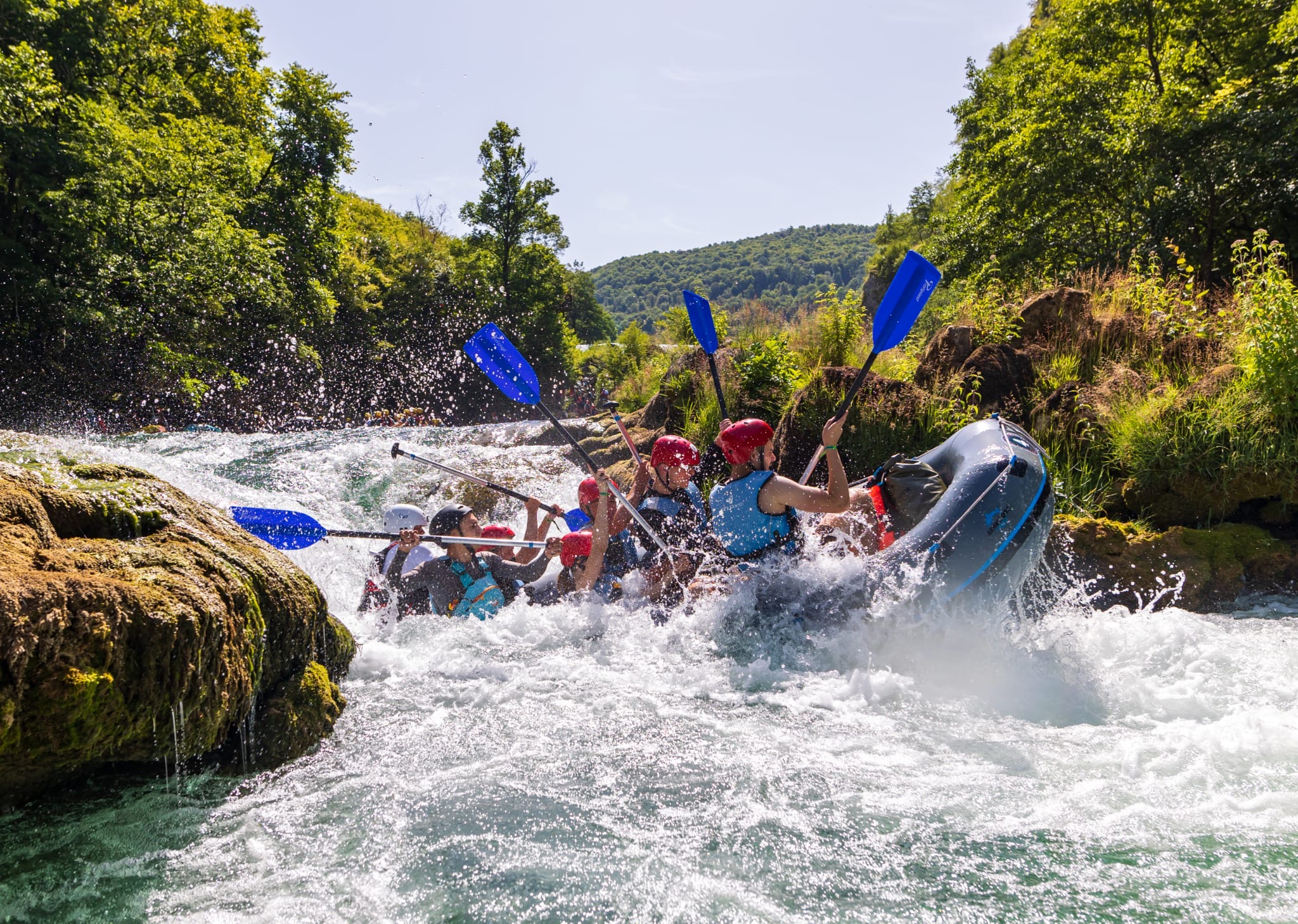 Rafting na rijeci Uni – grupa u kajaku kroz brzake Nacionalnog parka Una